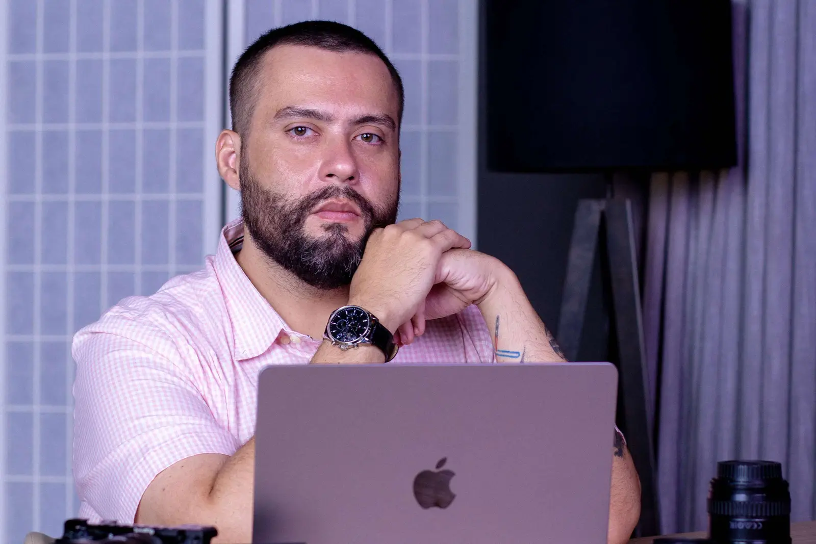 Pedro, fundador da Folha Creator, sentado à mesa com um notebook.